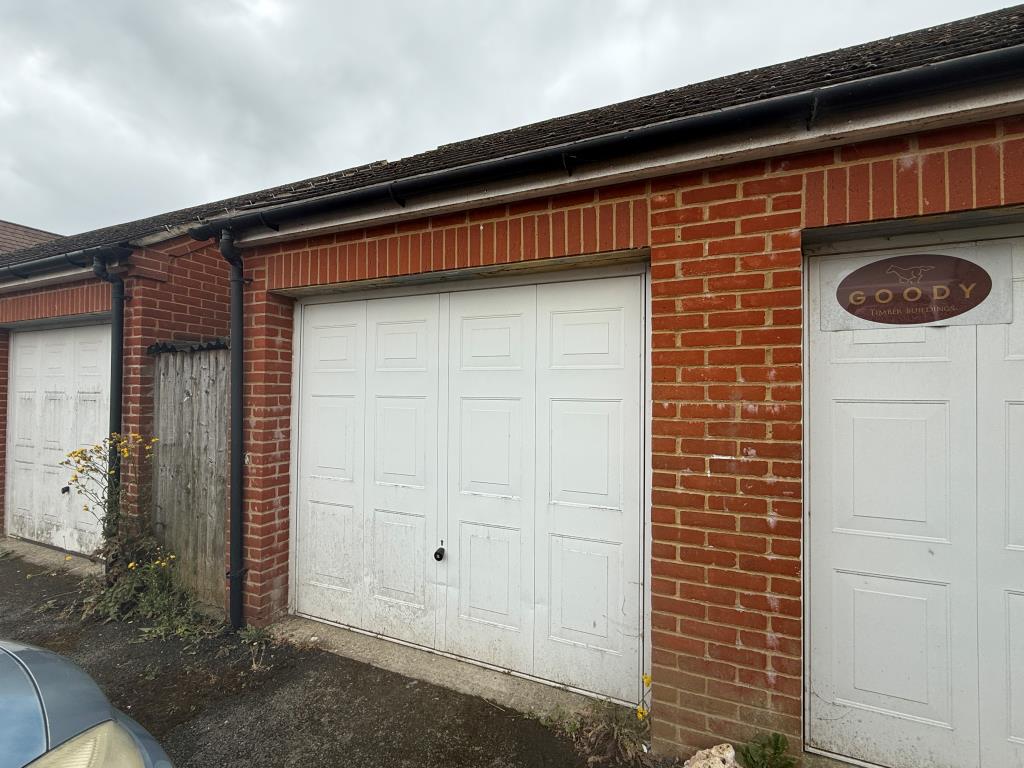 Lot: 155 - MID-TERRACE HOUSE FOR INVESTMENT - Garage